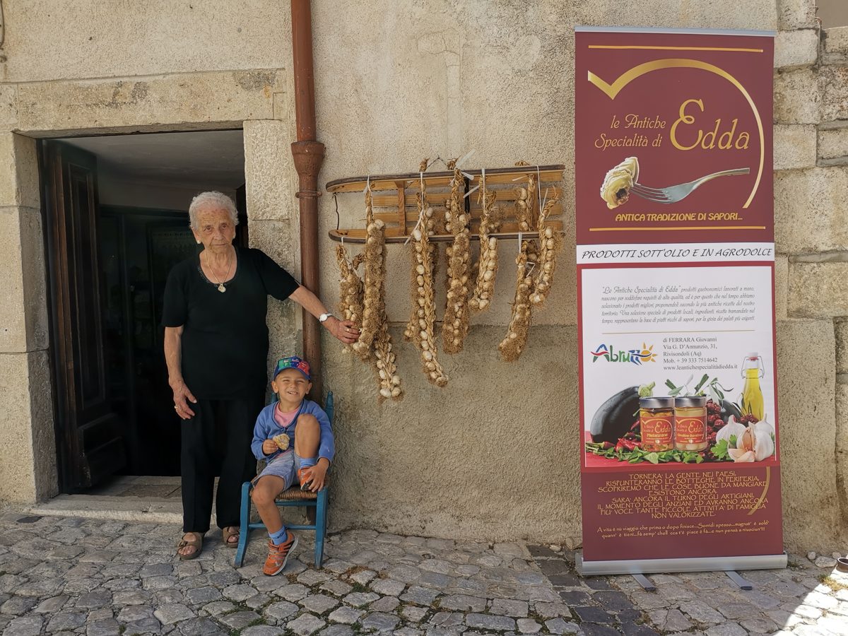 Raccolta delle verdure nell'orto di famiglia