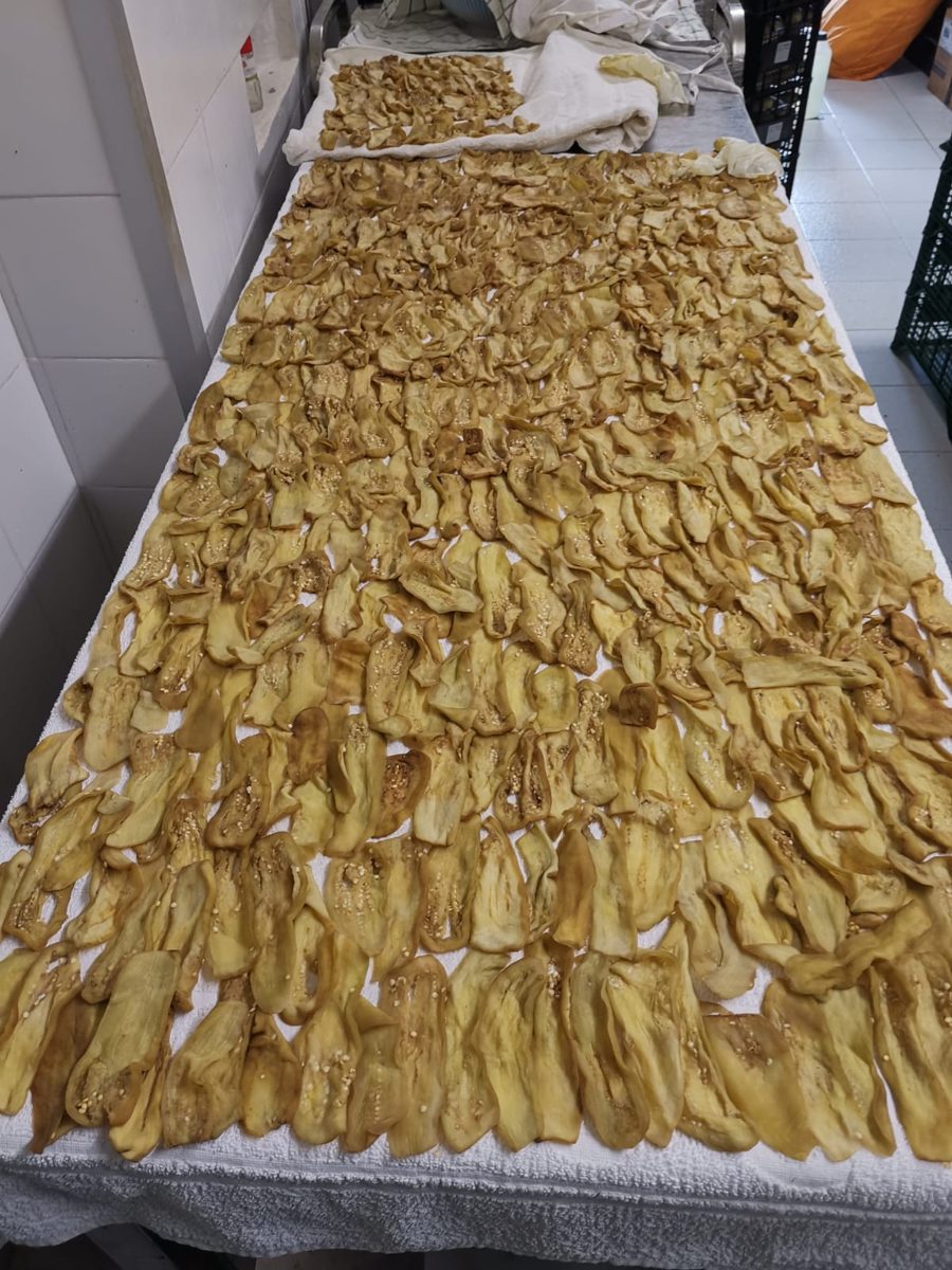 Invasettamento manuale delle conserve